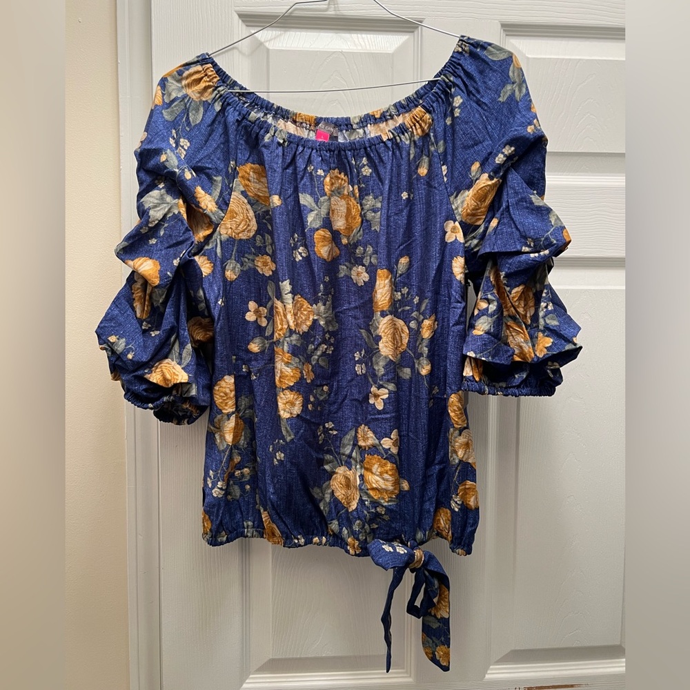 Adorable NWT Vince Camuto floral off the shoulder long scrunched sleeve top.
